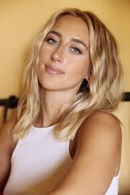 Last year's awards winner returns as co-host