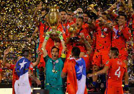 La seleccion de chile refrenda su titulo de campeón de america luego de vencer por marcador de 4 goles a 2 a la seleccion. Argentina Fue La Victima La Roja Volvio A Conquistar America En 2016