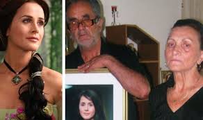 Madalina manole, a murit in aceasta dimineata, chiar in ziua in care ar fi implinit 43 de ani. MÄdÄlina Manole Èi Blestemul Din Familia Sa Moartea Regretatei CantÄreÈe IncÄ Are Multe Semne De Intrebare Iar Decesul PÄrinÈilor