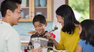 Bukan hanya sekadar memberi mereka kesempatan untuk mendapatkan makanan, tapi lebih dari itu. 5 Manfaat Makan Bersama Keluarga Health Liputan6 Com