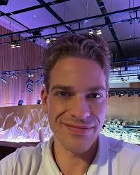 Arrived in Doha to join #qatarphilharmonic and my dear friend Elias Grandy  for the magnificent Grieg piano concerto 🇶🇦🛫🎶 . Rehearsing and  performing at the Qatar National Convention Center 🎵🎶☀️ ⤵️⤵️⤵️  https://qatarphilharmonicorchestra.org/