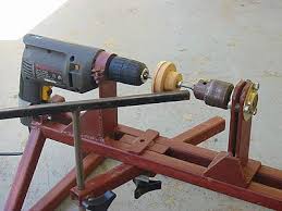 Tour A Bois Fait Maison Avec Une Perceuse Un Mandrin Et Un Bati Metal Sur Cette Photo La Piece Est Montee Sur Une Tige Filetee 1 4 Fix Wood Lathe Woodworking Tools