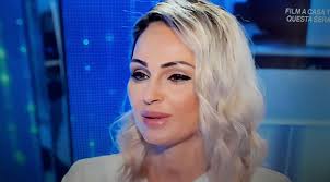 Nella sua lunga carriera è stata anche attrice, opinionista e stilista. Anna Tatangelo A Domenica In Spiazza Mara Venier Ma E Impazzita Lei Oggi Sorrido Di Piu
