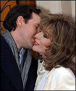 Percy Gibson and Joan Collins. A kiss for the cameras - _1720063_joan_percy150pa