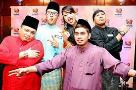 Pertama kali melakukan persembahan bagi menggantikan posisi mimi fly dalam one nation emcees (one), adeline tsen tampil bersemangat ketika menyampaikan lagu makhluk tuhan paling seksi nyanyian asal mulan jameela. Putus Cinta Tak Halang Mimi Jojoe Jadi Sahabat Hiburan Mstar