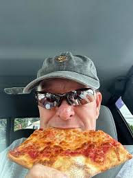 Eating unfolded pizza 🍕 is amazing