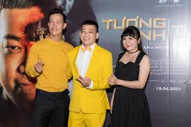 Anh được thầy công ninh giới thiệu làm mc trong sân khấu hài và cơ duyên gặp các nghệ sĩ nổi tiếng như hữu lộc, long đẹp trai, hoàng mèo, hoài linh, tấn. Diá»…n Vien Thanh Tan Khoe Vá»£ Va Con Trai Ngoi Sao