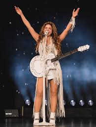 La cantante colombiana Shakira estableció un récord Guinness al convertirse  en la artista hispana con la gira más taquillera de la historia, tras  recaudar $421.6 millones y vender 3.3 millones de boletos