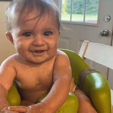 Baby girl is looking super stylish at 6 months old.🐯🥰 . Love when I get  texts from my brother and SIL with pictures of Callie...she's so stickin  cute!! . Swipe ➡️ for