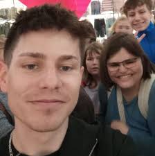 Unser Elf hat Konny, Jessy und Julz im Elly, Melly & Stone besucht und ein  paar schöne Preise für Türchen 17 unseres Adventskalender-Gewinnspiels  eingesammelt. Heute gibt es eine Sporttasche, einen Rucksack sowie