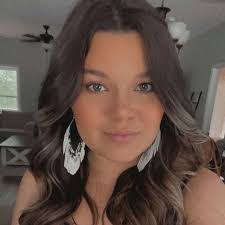 Naomi Ledford's Instagram, Twitter & Facebook