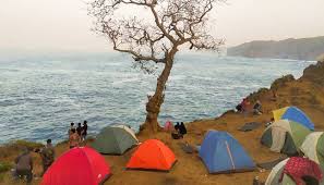 Selain menikmati keindahannya dari dekat, memandang pantai dari kejauhan juga bisa begitu mengasyikan.bukit paralayang watugupit saat sore menjelang malam, mulai ramai dengan pengunjung terutama kaum muda. Pantai Kesirat Jogja Harga Tiket Masuk 2021 Rute Menuju Lokasi