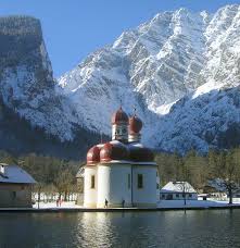 Zum gemeindegebiet gehört der fjordartig eingebettete, bis zu 190 m tiefe königssee mit der kirche st. St Bartholoma Konigssee Wikipedia
