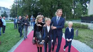 Juli 1980 geburtsort katwijk, niederlande … deutsch wikipedia. Nieuwe Film Over Dirk Kuijt En Zijn Kinderen Nos Jeugdjournaal