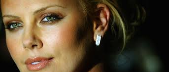 Charlize theron demonstrira kako da potpuno obična majica izgleda glamurozno. Depression Wegen Filmrolle Charlize Theron Legte 23 Kilo Zu Promiflash De