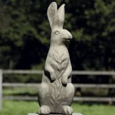 Mit Einer Hohe Von 47 Cm Ist Dieser Imposante Kerl Ein Echter Hingucker In Jedem Garten Der Osterhase Schaut Neugierig Dre Gartenfiguren Hase Kaninchen Hase