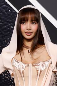 SUPPORT AND HYPE LISA! (@EradMarie)