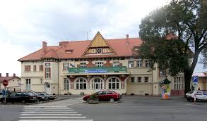 V případě, že cestující vlakem mají potřebu přestoupit na městský či příměstský autobus, jsou aktuálně nuceni přejít pěšky až na autobusové nádraží. Uherske Hradiste Vlakove Nadrazi Wikipedie
