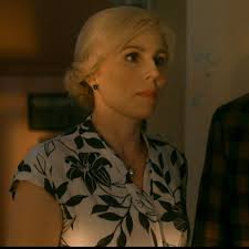 Fangede du den royale detalje i 'Badehotellet'? Fru Madsen med  dronningesmykker