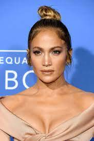 Yes, that's right—j.lo has not one, but two sisters, and is actually the middle child, sandwiched between the youngest lopez, lynda, and oldest, leslie. How Old Is Jennifer Lopez How Jennifer Lopez Makes 51 Look 31
