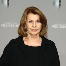 Aufgewachsen ist senta berger in ärmlichen verhältnissen, in einem zimmer mit küche und kammerl. Senta Berger Trauriger Abschied Intouch