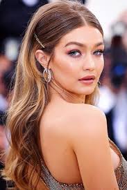 Remember us, the people that have been giving you tons of different prom hairstyle tutorials for the past few weeks? 23 Erstaunliche Abschlussball Haar Ideen Auf Einem Etat Abschlussball Abschlussballhaari Unique Prom Hair Prom Hair Down Prom Hair Up