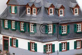 Nur noch 1 auf lager. Typisches Deutsches Haus Mit Fenster Mit Fensterladen Sieht Aus Fototapete Fototapeten Wiesbaden In Gips Fassaden Myloview De
