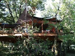 99€ la nuit, 150 le wk, venez faire un break perché dans une maison dans les arbres au milieu de la campagne. La Cabane Du Pech Posts Facebook