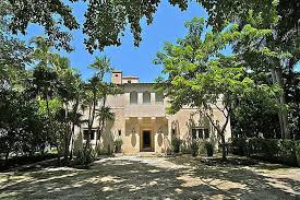 The home in miami is a tropical modern property located in the heart of coconut grove surrounded by lush gardens now available for sale. Jennifer Lopez Loves Luxury Houses J Lo S Amazing Property Portfolio Will Blow You Away Loveproperty Com