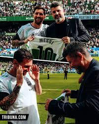 Spanish club Elche have paid a special tribute to Messi as the Argentina National Team held their training session at Elche's home ground 👏 But it seems that Leo did not expect