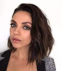 Mila Kunis Short Hair Style With Messy Waves And Texture Short Hair Styles Bob Hairstyles Brunette Bob Hairstyles