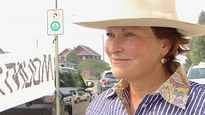 Danielle Smith chahutée pour sa politique d'exploitation minière