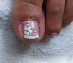 Actualmente la decoración de uñas es una forma de completar el look de una mujer combinándolo con la ropa, los accesorios, el peinado y los zapatos que lleve. Diseno De Unas Para Pies Flor En Blanco Con Frances Muy Facil Flowers Nail Art French Nail Art Neueste Best Choice Idea