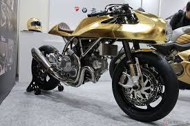 東京モーターサイクルショーの会場で金箔を身にまとったカスタムバイクが展示されました この一台はどのような経緯で製作されたのでしょうか ドゥカティ カスタムバイク バイク