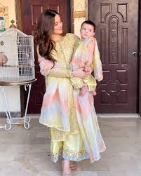 Child daughter congratulates moms and gives her flowers tulips and gift. Celebrity Mothers Daughters Who Wore The Same Outfit On Eid Reviewit Pk