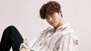 Father, mother, one younger brother and one younger sister. 7 Lee Jong Suk K Dramas To Watch While He S In The Military Sbs Popasia