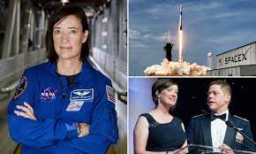 Son décollage vers l'iss, sa première sortie spatiale, sa prise de conscience écologique… 3 moments qui ont changé la vie du spationaute thomas pesquet. Wife Of Spacex Historic Crew Dragon Astronaut To Pilot Launch Daily Mail Online