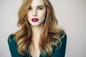 Les mèches blondes apportent de la douceur au visage et au regard. Meches Blondes Une Metamorphose Capillaire Canon