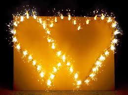 Romantische Uberraschung Fur Das Brautpaar Brennendes Herz Feuerwerk Als Hochzeitsgeschenk Hochzeit Feuerwerk Hochzeitsgeschenke Ideen Uberraschung Hochzeit