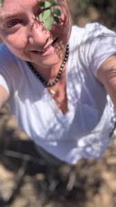 Scouting out the BEST spot for homecoming pictures! Can’t wait to show them  to you all later and see yours too! 📸🎉