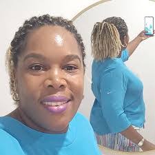 Roxanne Mills's Instagram, Twitter & Facebook