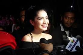 Pado patangahan taun 2015 kezia maakhiakan ka aktifannyo di girlband nan alah manggadangan namonyo tasabuik. Kakak Angel Karamoy Mengaku Tak Tahu Kabar Adiknya Punya Pendamping Baru