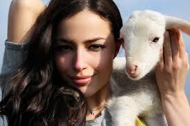 8,197,672 imágenes de Woman holding lamb libres de derechos