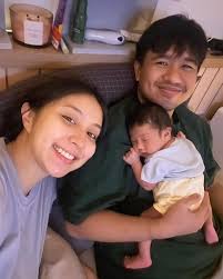 7 Potret Gaya Joshua Suherman Asuh Anak Pertama, Bikin Salfok Banget Bun