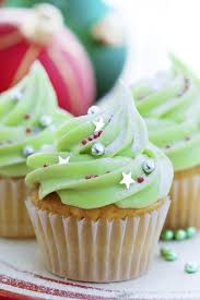 Un Glacage Royal Colore En Vert Et Pose A L Aide D Une Spatule Constitue La Base De La Decoration Parfaite A L Gateaux De Fin D Annee Cupcakes Recette Glacage