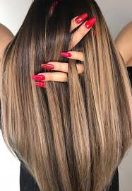 Amazing Combination Of Toffee Chocolate Hair Color Trends With Cute Nail Art Des Amazing Art Chocolate Color Comb Acik Kahve Sac Golgeli Sac Uzun Sac