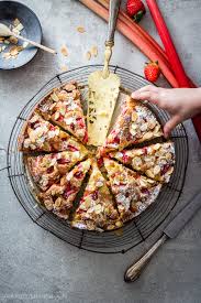 Die rhabarber saison nähert sich in großen schritten und ich habe herzlich willkommen auf meinem food blog für süße kreationen! Ein Feines Und Schnelles Rezept Fur Rhabarber Erdbeer Joghurtkuchen Mit Mandelblattchen Klitzeklein