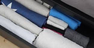 Comment Plier Vos Serviettes De Bain Selon Marie Kondo En 2020 Pliage Serviette De Bain Rangement Rangement Salle De Bain Astuce