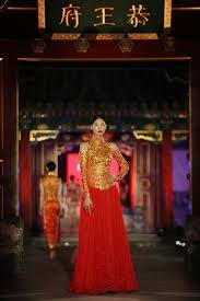 Traditional Chinese embroidery goes the fashion route - People's ...