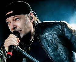 Sally cammina per la strada senza nemmeno guardare per terra. Vita Spericolata Accordi Vasco Rossi Per Chitarra Cantarevolare